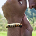 Tigerauge-Braun-mit-Onyx-und-vergoldeten-Jawan